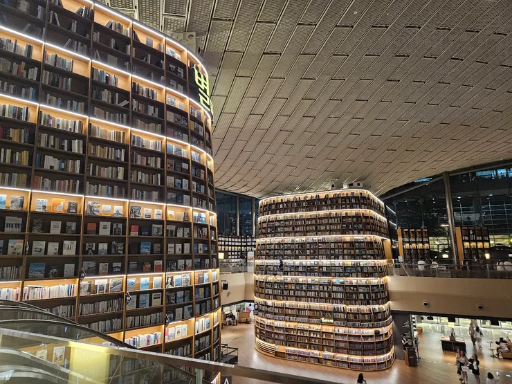 晚上臨時插的景點，中間因為要改檔期放誔樹吧，圍起來了，就 很可惜