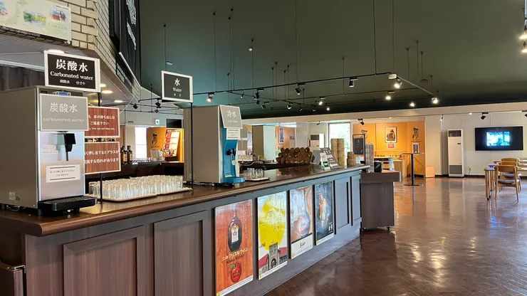 水、冰塊、氣泡水皆採自助式。