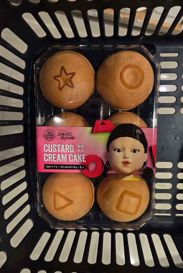 蛋糕本身有形狀標示，外包裝則是英熙娃娃