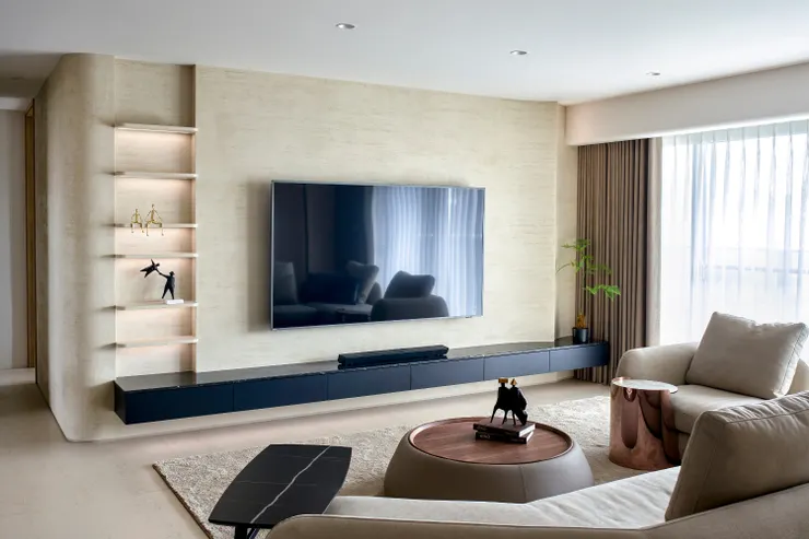 ▲藝瓦空間設計<定潮6F>，大面積米色特殊漆電視牆，獨具柔暖色系的紋理美感