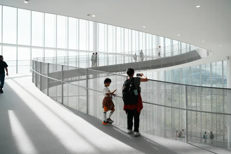 《綠美圖-臺中市立美術館》挑高迴旋坡道區域~