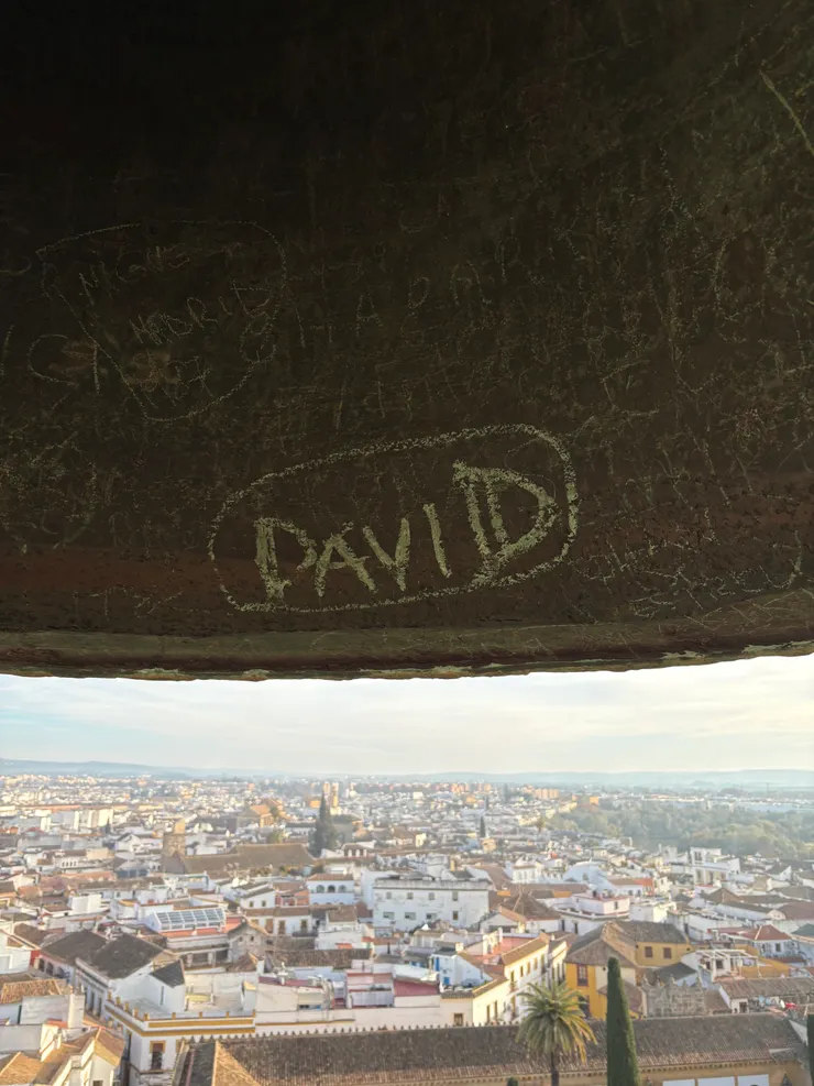 屁孩們在鐘樓的塗鴉