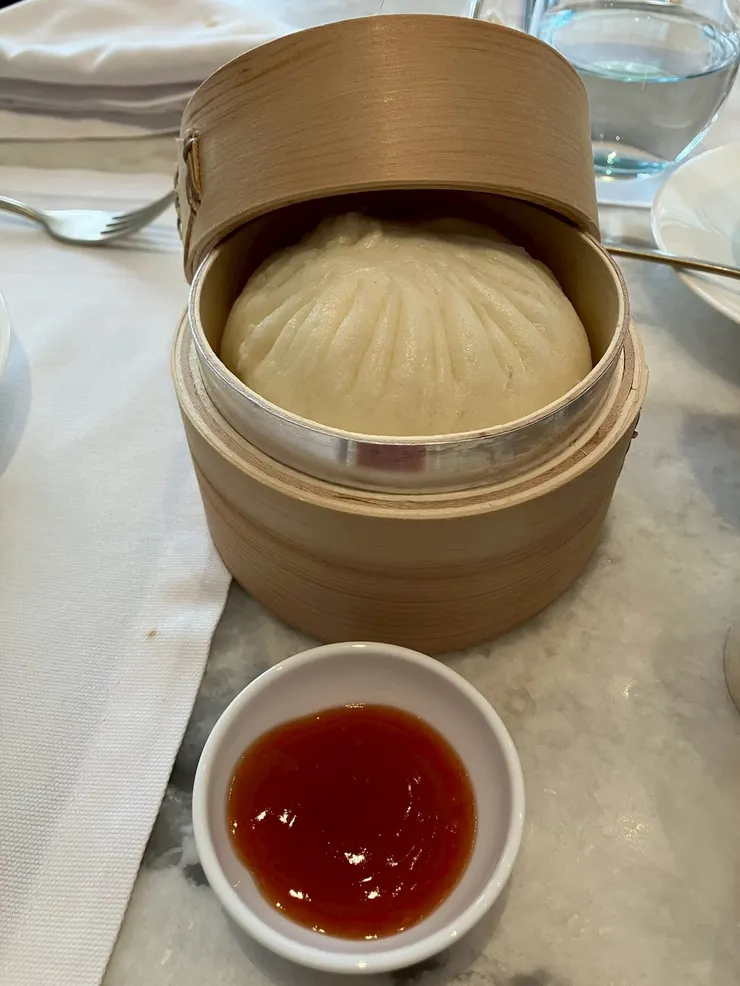 約莫是一個手掌大的包子，小蒸籠好可愛，但我覺得包子皮有點厚