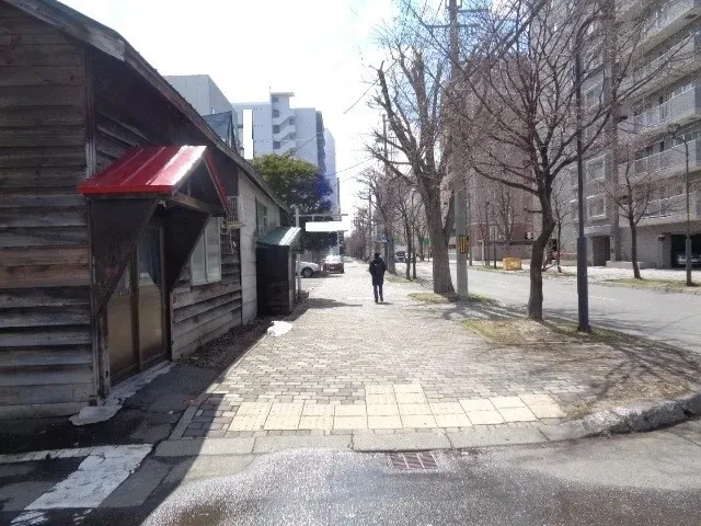 小熊便當店的原貌(是一間空屋)，圖片來源：https://atelier--pink.com/bentoya-where/