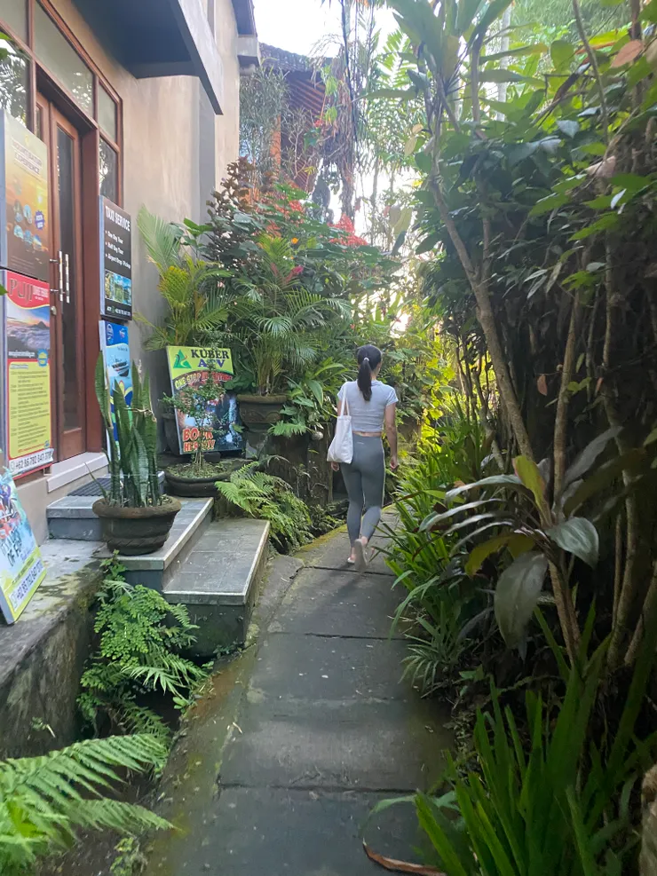 沿著樓梯走上來,會經過一個小路,要小走一段 一直往前走