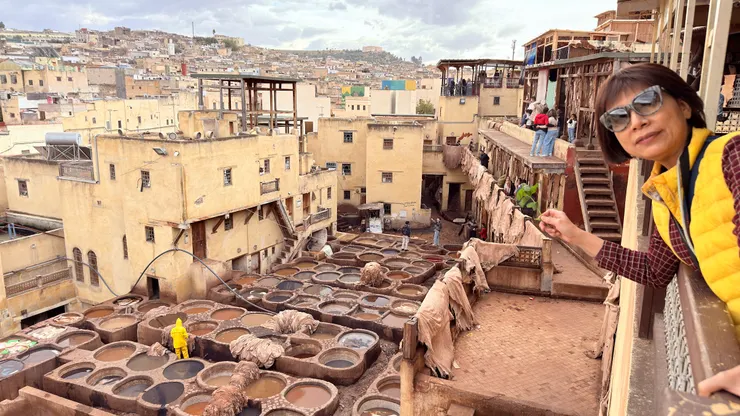 連續好幾間店家的露台可看到皮革染坊