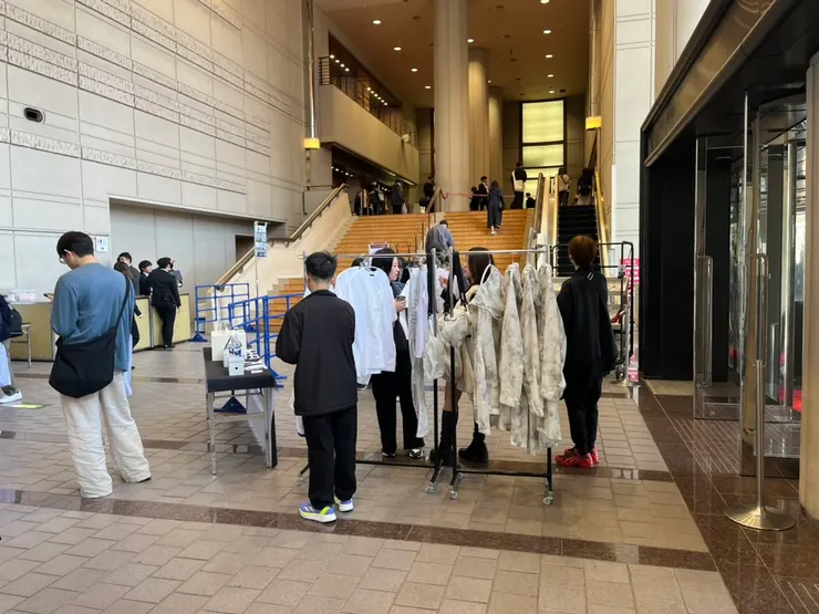 周邊區，號碼到號的可以從衣服旁邊的門進去，上樓梯就是購買區