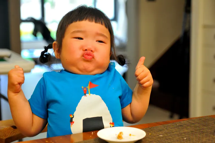 【窗外不傳爆竹聲屋內仍充滿歡樂 眾人目光常聚焦愛搞怪的小傢伙！大姑姑曰：「什麼諧星？！」】