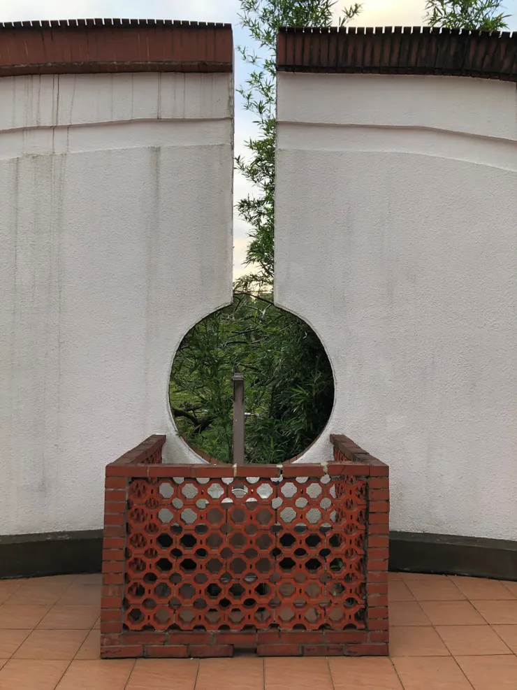 屋頂上有多扇框景窗