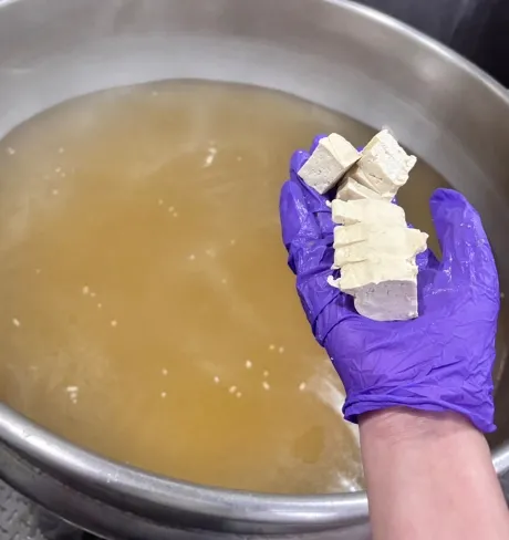 要打湯時發現廚媽沒有把豆腐確實剝開