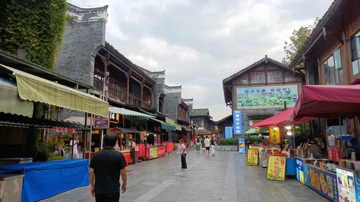 荔波小七孔景區,東門出口商店街「顛倒鎮」