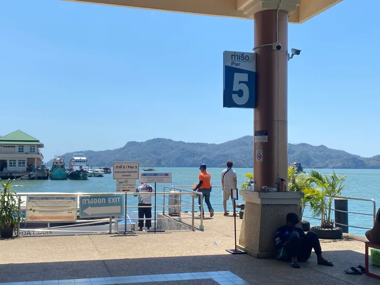 碼頭，工作人員會先搬運行李上船