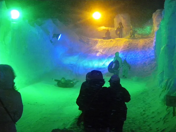 氷の滑り台体験