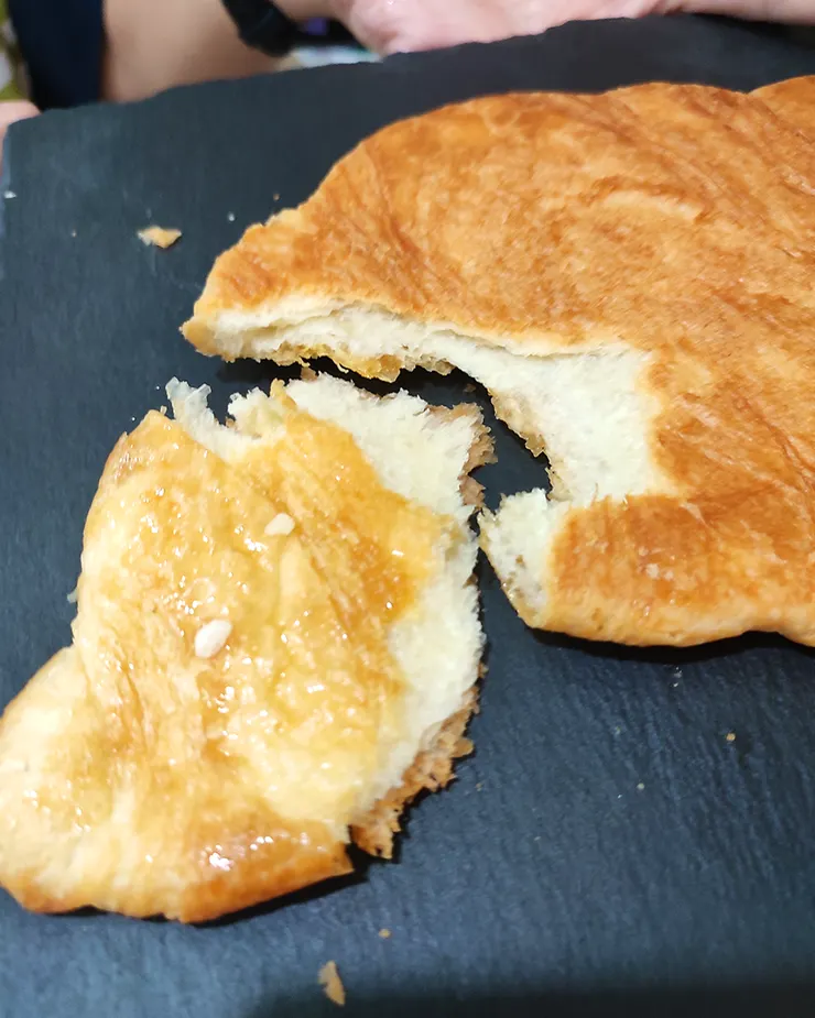 ▴ 全家買的扁可頌～回烤後的切面，偏軟口感像麵包