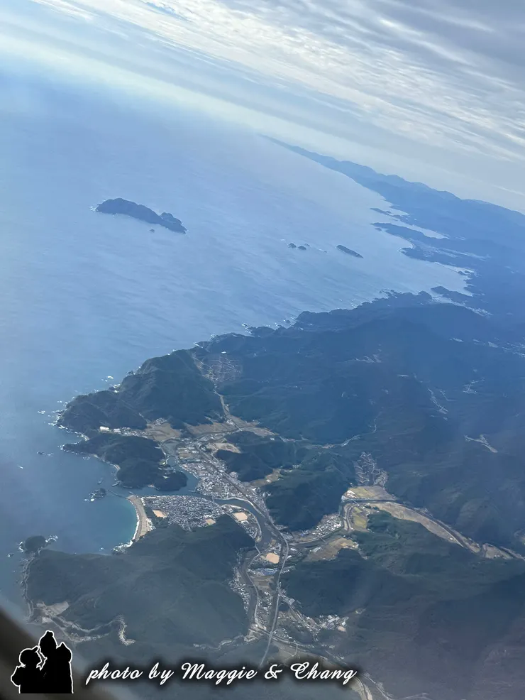 飛機抵達日本上空,向下望可見日本島的海岸線