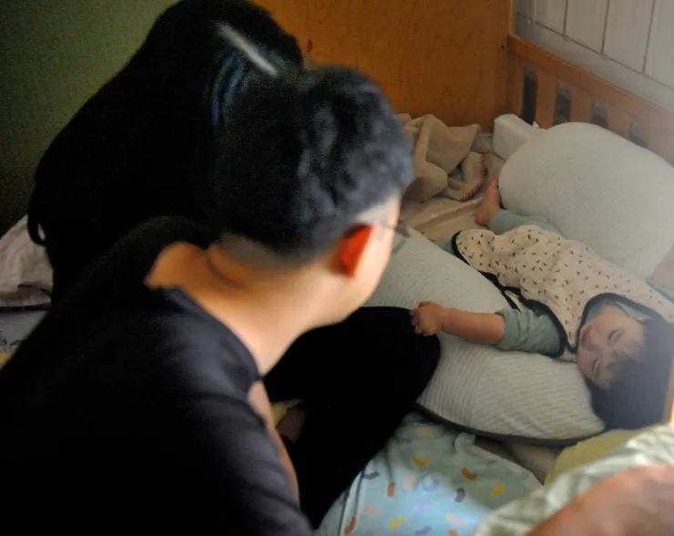 【2/26夜裡十點多，兒子、媳婦回來，忙去看看寶貝女兒 ，她已睡了。】