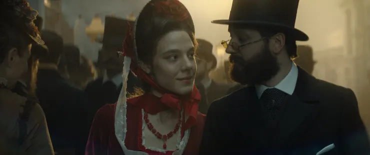 新婚時期的安東妮娜,全身皆是紅色的搭配。