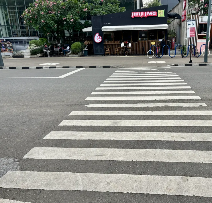 熱潮過後已經沒有年輕人聚集的斑馬線