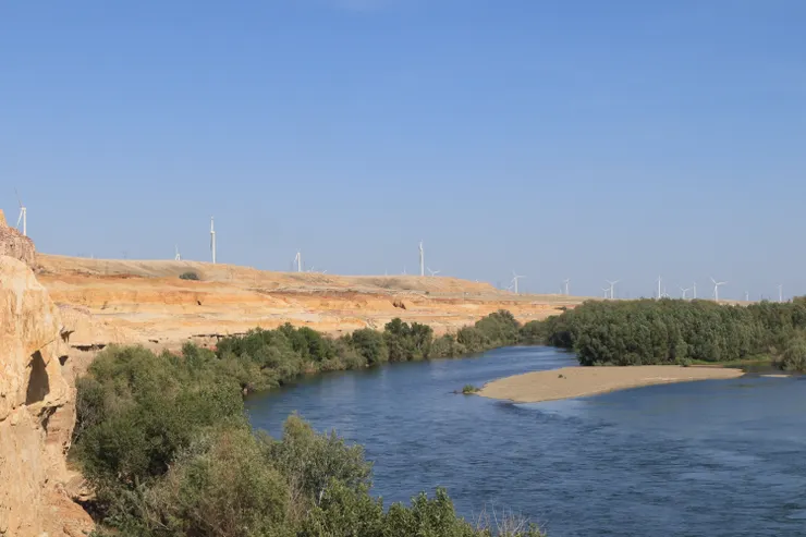 景區附近有一整排風力發電，好突兀喔！破壞了自然原始的美景啊！