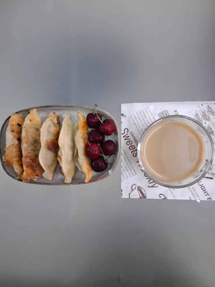 天氣濕冷，吃點油膩膩東西最好。不管體重了，是嗎？才不是呢