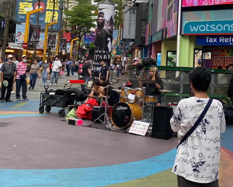 路邊表演的年輕人