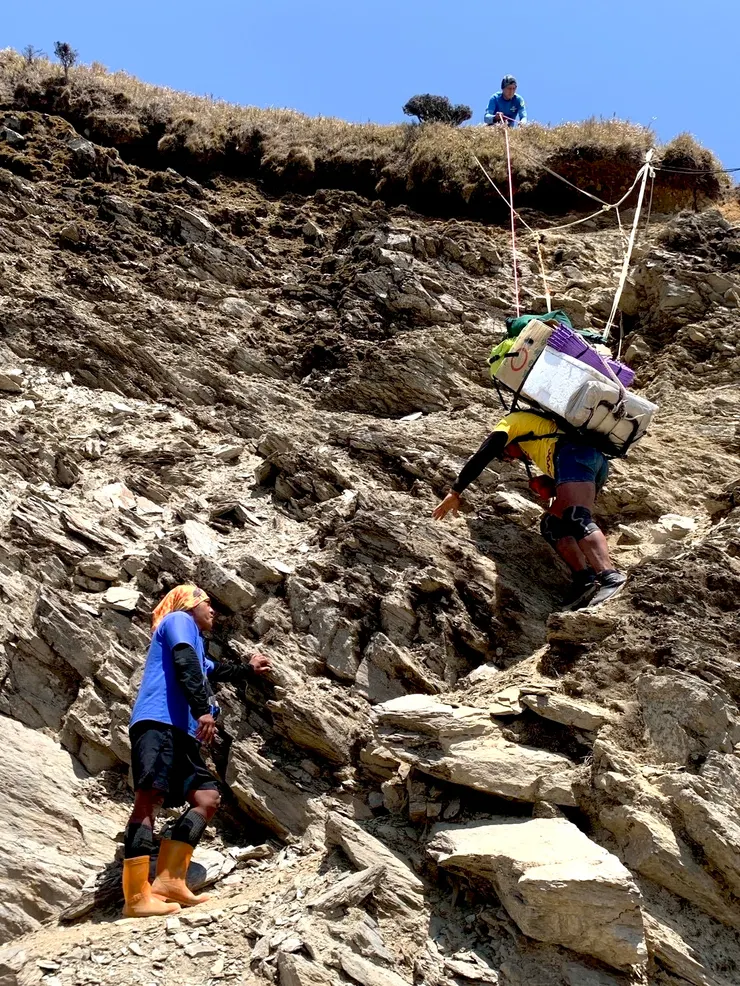 背著超過20公斤正在下崩壁的協作（照片為隊友提供）。