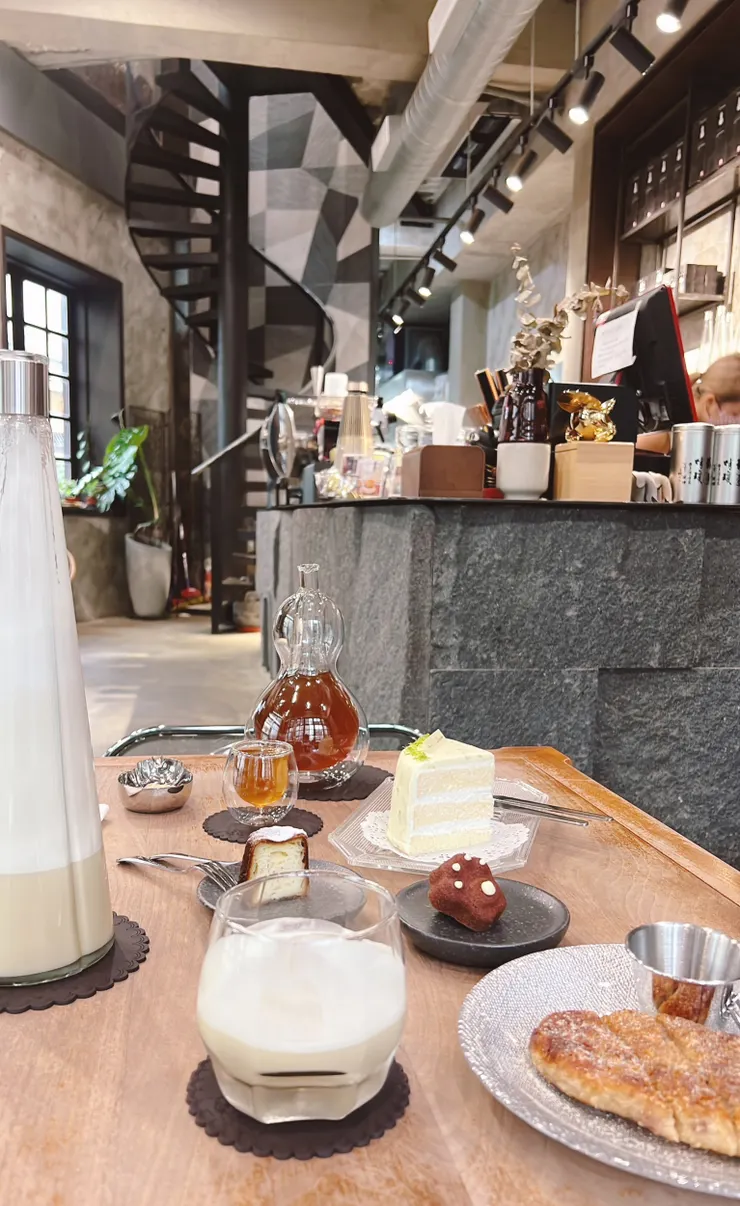 二訪點了嚴選烘焙烏龍茶和烘焙烏龍歐蕾，熊掌瑪德蓮是我個人覺得最最最最普通的一個品項。