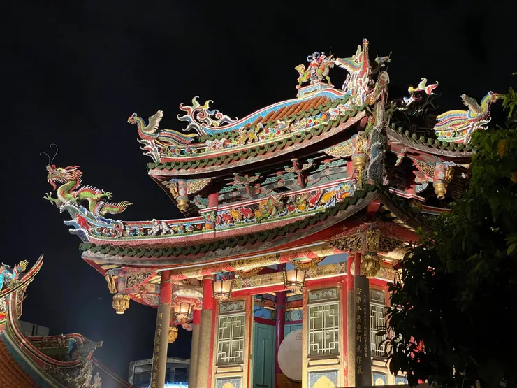 艋舺龍山寺鼓樓，轎頂式造型，屋脊呈現流暢的S型曲線，是臺灣建築史上首見的造型。