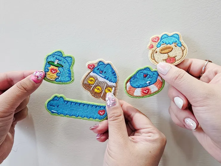 圖說：刺繡別針一共5款咖波造型，別在衣服或刺繡提袋上更是可愛爆擊！（資料來源：清心福全）