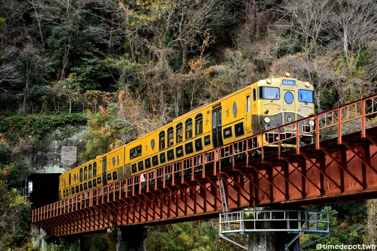恰好這天為旅行社專開的觀光列車「或る列車」有開