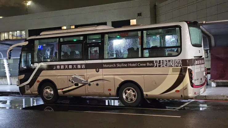 南崁尊爵天際大飯店的接駁車超美!車身上還有一架波音747巨無霸客機!