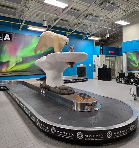 黃刀機場入境大廳北極熊