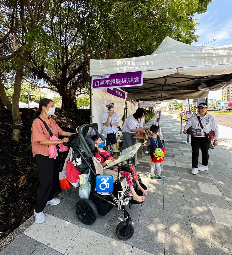 各項輔具、輪子嬰兒車都不能上自駕車。可以暫放這裡。