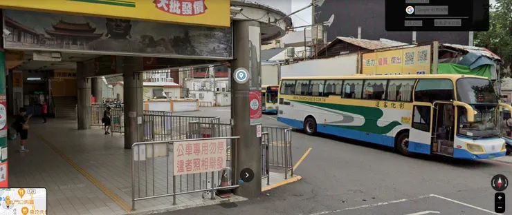 經過四十多年，彰化客運巴士外觀依舊，欄杆竟然還在！以前有一排排的欄杆，讓不同路線的旅客排隊候車。