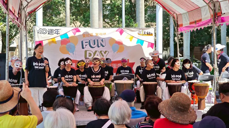 (圖說:萬芳浸信會師母鄭聖惠牧師(左二)帶領眾人開心敬拜。照片提供/連祈生牧師)