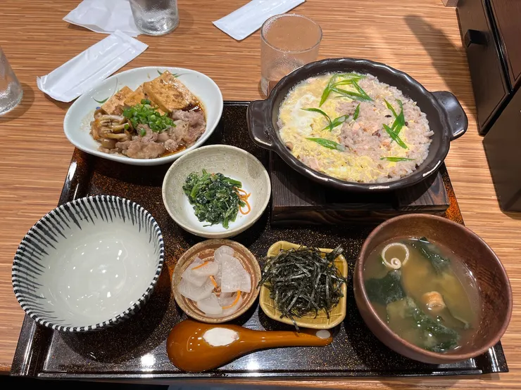 鮮鮭玉子雜炊定食,飯換十六穀米。
