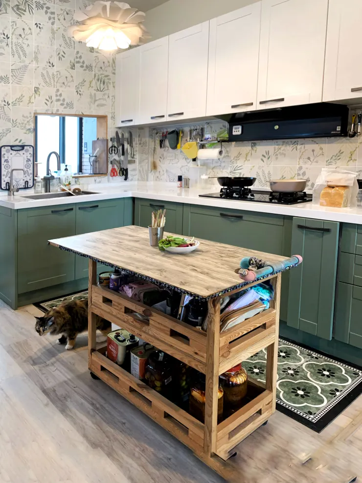 呼應客廳的大片山景，瑋琳的廚房就像是在大自然裡烹飪，花磚與矽藻土腳踏墊讓空間活了起來。先生擅長木工與傢俱改造，中島加裝滾輪可自由移動，用剩料做成水管手把，充滿對家的巧思。