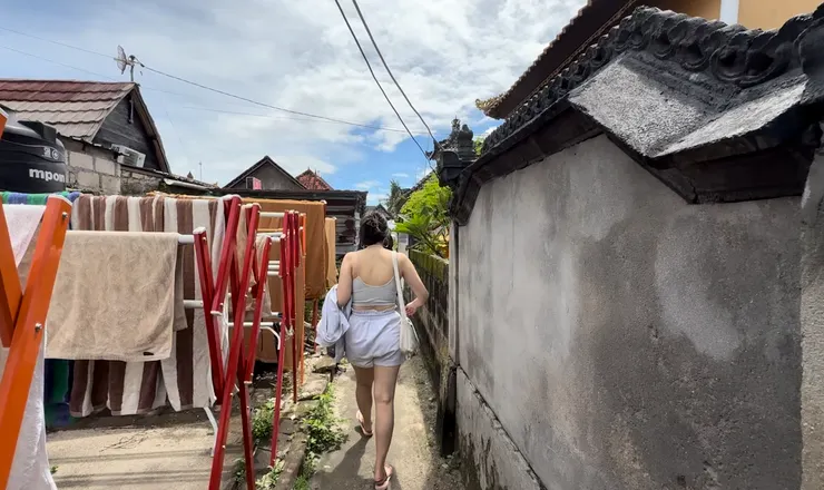 穿越房子間的小通道