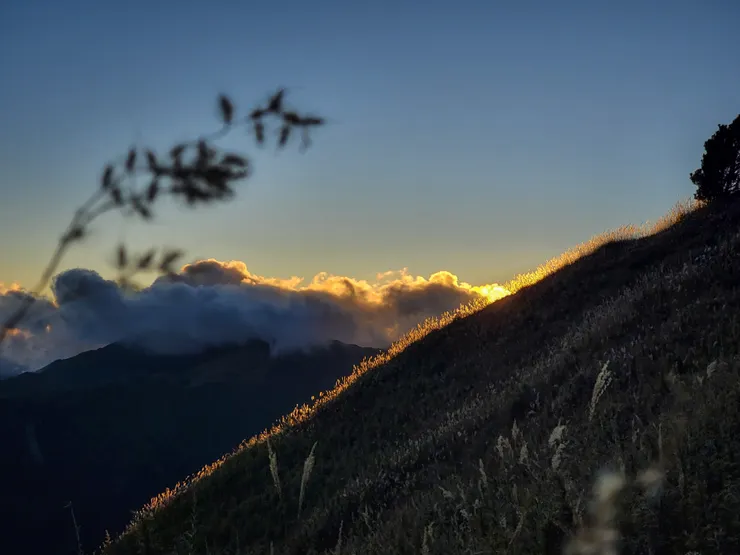 躲在志佳陽大山後方的夕陽