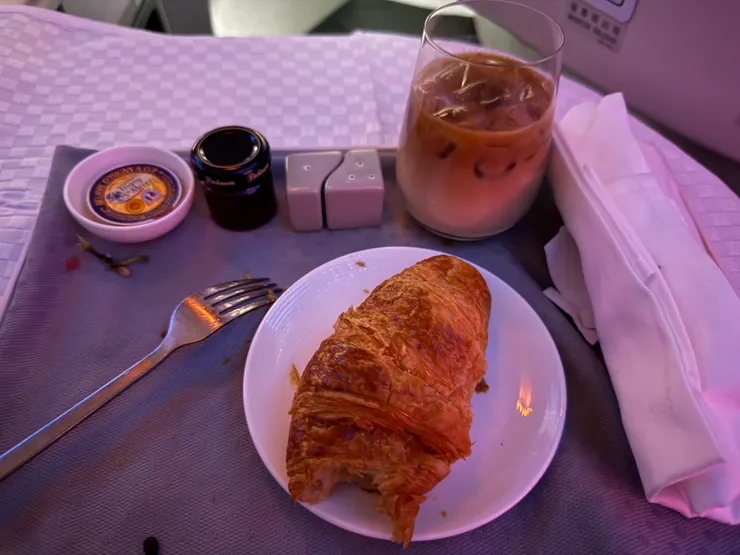 早餐的副餐麵包，有一整籃可以選擇，我拿了可頌麵包