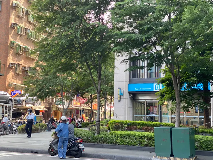 ▲ 鄧麗君蘆洲老家舊址，現已改建大樓(中正路、正和街口)