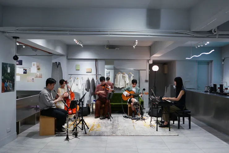 Cicada與台灣設計師品牌「甫月fuyue.」、獨立音樂雜誌「midside magazine (M/S)」三方聯名合作;在5 月 7 日下午,將日常練團搬進「甫月fuyue.」台北概念店「logo_f」,邀請大眾近距離凝視音樂打磨的真實過程。 (圖/M/S Magazine 提供)