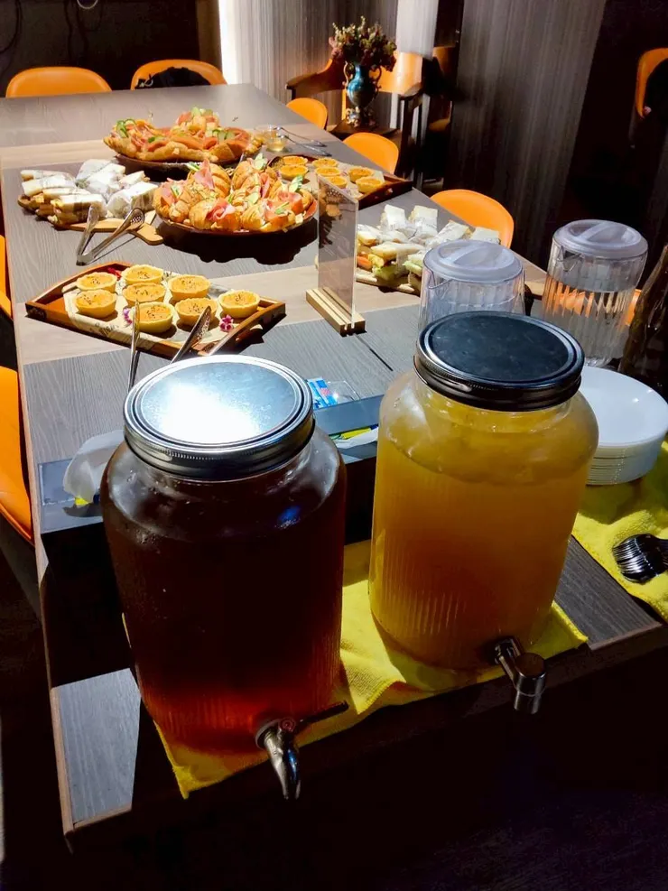 銀河會所特別準備了輕食小點與飲品