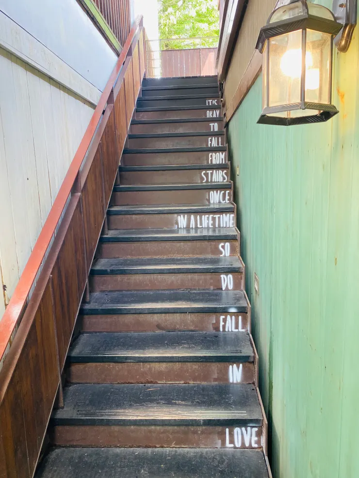 樓梯上的小巧思，很可愛！