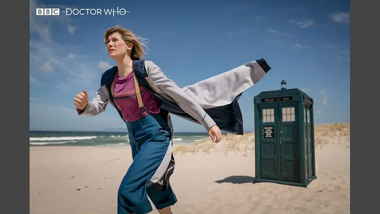 塔迪斯的外觀只是藍色警亭,比人略高,看起來不大。(圖源:doctor who 官網。)