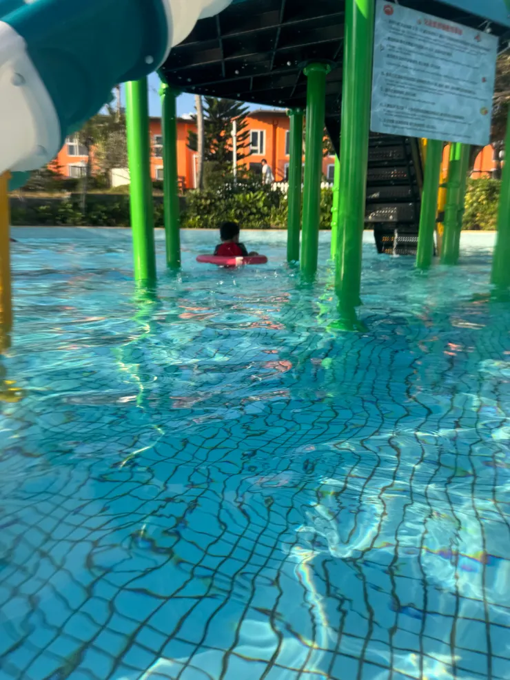 這是兒童戲水池,非常曬!