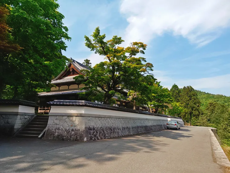 成相寺本堂旁的屋宅