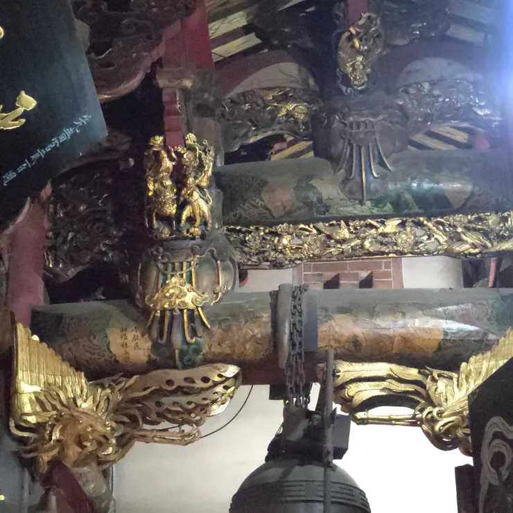 廟宇藻井中央的鎮煞垂飾，最上層：天界（神仙世界），中層：神權與法界，最下層：人間世界 底部的 綠色雲紋與垂飾，象徵：雲氣、大地之氣、萬物生長。