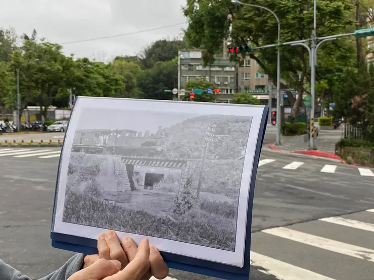 師大分部正門前方開闊的腹地，原本是萬盛溪與萬新鐵路交會的地方 