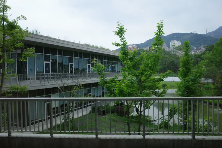 湖畔小屋僅限校內人士，不過在外面拍也是很美